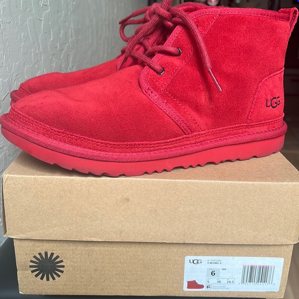 Men/Women’s UGG short boot w/ lace red size 5
